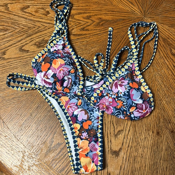Soly hux NWOT S SEXY Floral with Geometric Trim CHEEKY TRIANGLE BIKINI SET - Picture 2 of 6